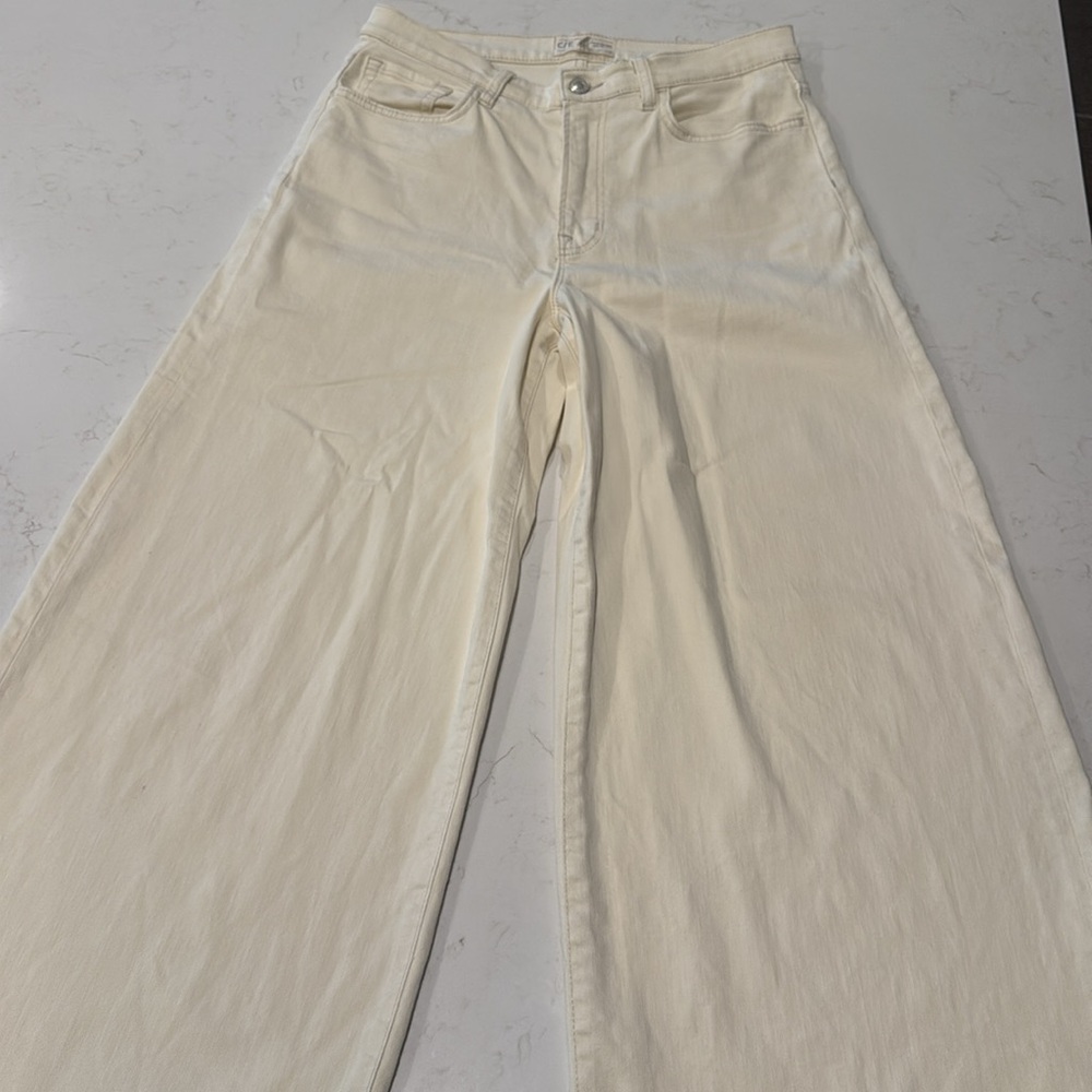 Current Elliott cream wide leg, cropped jeans. Worn 1x.Darling.